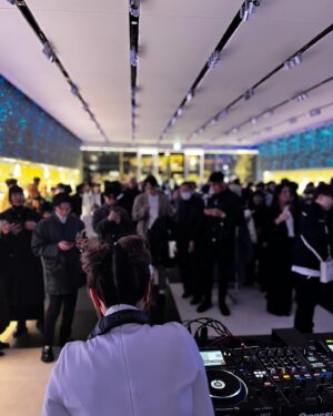 Sarasa Instagram - #PRADA 宮下パークで行われた #PRADAHoliday の招待制イベントにて。ホリデー気分の音楽と共に美味しいカクテルを片手にショッピング♪ @prada 👜🎄 お陰様で今年のホリデーシーズンはラグジュアリーなタッチでスタートできました。さて、12月は誕生月❣️🎂なので、今日からしばらくアフリカ (ガーナ)行ってきます〜！ストーリーで随時アップしますので、お楽しみに！DJing this holiday season away in style with a touch of luxury by #PRADA🎄✨ Just unwrapped my #PradaHoliday essentials and I'm ready to sleigh all day.  By the way I’m now at Narita Airport going to Ghana for my Birthday!! Check me out on my stories as I explore Africa‼️
