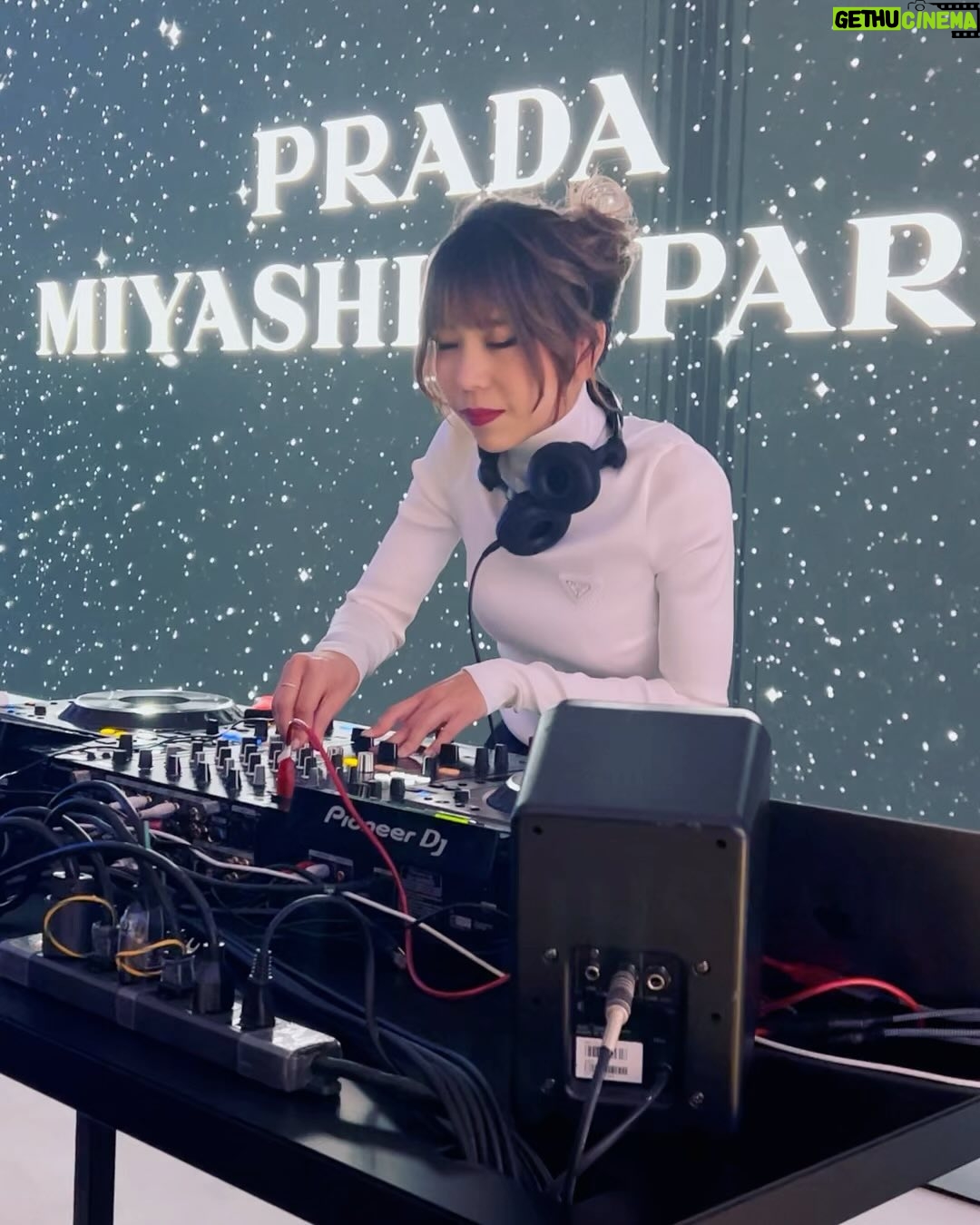 Sarasa - 1.4K Likes - #PRADA 宮下パークで行われた #PRADAHoliday の招待制イベントにて。ホリデー気分の音楽と共に美味しいカクテルを片手にショッピング♪ @prada 👜🎄 お陰様で今年のホリデーシーズンはラグジュアリーなタッチでスタートできました。さて、12月は誕生月❣️🎂なので、今日からしばらくアフリカ (ガーナ)行ってきます〜!ストーリーで随時アップしますので、お楽しみに!DJing this holiday season away in style with a touch of luxury by #PRADA🎄✨ Just unwrapped my #PradaHoliday essentials and I'm ready to sleigh all day. By the way I’m now at Narita Airport going to Ghana for my Birthday!! Check me out on my stories as I explore Africa‼️