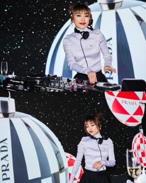 Sarasa Instagram - #PRADA 宮下パークで行われた #PRADAHoliday の招待制イベントにて。ホリデー気分の音楽と共に美味しいカクテルを片手にショッピング♪ @prada 👜🎄 お陰様で今年のホリデーシーズンはラグジュアリーなタッチでスタートできました。さて、12月は誕生月❣️🎂なので、今日からしばらくアフリカ (ガーナ)行ってきます〜！ストーリーで随時アップしますので、お楽しみに！DJing this holiday season away in style with a touch of luxury by #PRADA🎄✨ Just unwrapped my #PradaHoliday essentials and I'm ready to sleigh all day.  By the way I’m now at Narita Airport going to Ghana for my Birthday!! Check me out on my stories as I explore Africa‼️