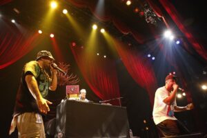 Sarasa Instagram - With @thebeatnuts 🤪 私の人生で1番ぶっ飛んだ日でした🔥今やレジェンダリーな #SoulCamp 第一弾を見にいけなかった事を残念に思いながら、その日タイに飛ぶ準備をしていたある日の出来事 。荷造りをしていると、ショーの主催者から電話があり、数時間後に #TheBeatnuts のDJをしてといきなり頼まれたのです😂。物理的に可能かどうかはわかりませんでしたが、家から会場まで、そして会場から空港までタクシーを手配してくれるとのことだったので、やってみますと答え、豊洲へ向かいました。

初めましての #TheBeatnuts でしたが、要するに大ファンだった彼らのショーを特等席で観させてもらったので、皆んなにもそのビデオを楽しんでもらえたらと思い、アップします。
楽屋の打ち合わせだけで、リハーサル無しだったけど、ノーミスで超盛り上がりました。皆のおかげ！改めてありがとう〜！

One of the most epic day of my life🔥It was supposed to be an ordinary day where I was packing my bags to go to Thailand, regretting that I couldn’t attend #SoulCamp , the biggest Hip Hop Show held in Japanese Hip Hop History.   As I was packing, the organizer of the show called me and asked me if I could DJ for #TheBeatnuts in a few hours. I wasn’t sure if it was physically possible but they said the would arrange me a taxi from my house to the venue, then the venue to the airport so I was like, why not! 

Long story short, I saw #TheBeatnuts show for the first time in the BEST SEAT and I wanted to share you the video. No rehearsal, No mistakes, No Escapin’ This. 🔥 @thebeatnuts @psycholes.official @junkyardjuju