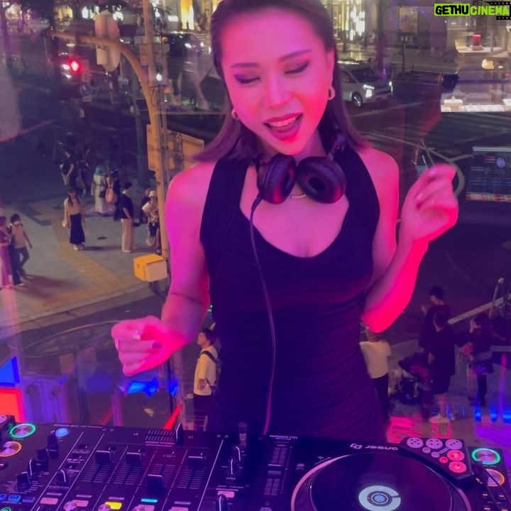 Sarasa - 1.7K Likes - 先日 @cartier のVIP顧客様向けのクローズドのショッピングイベントにてコラボレーションさせていただきました。もちろんジュエリーはカルティエで、エクスクルーシブな空間を堪能させてもらいました💖またよろしくお願いします。
Collaborated with @cartier for a special shopping experience event for their VIP customers. Talk to the hand 😎🤚😜