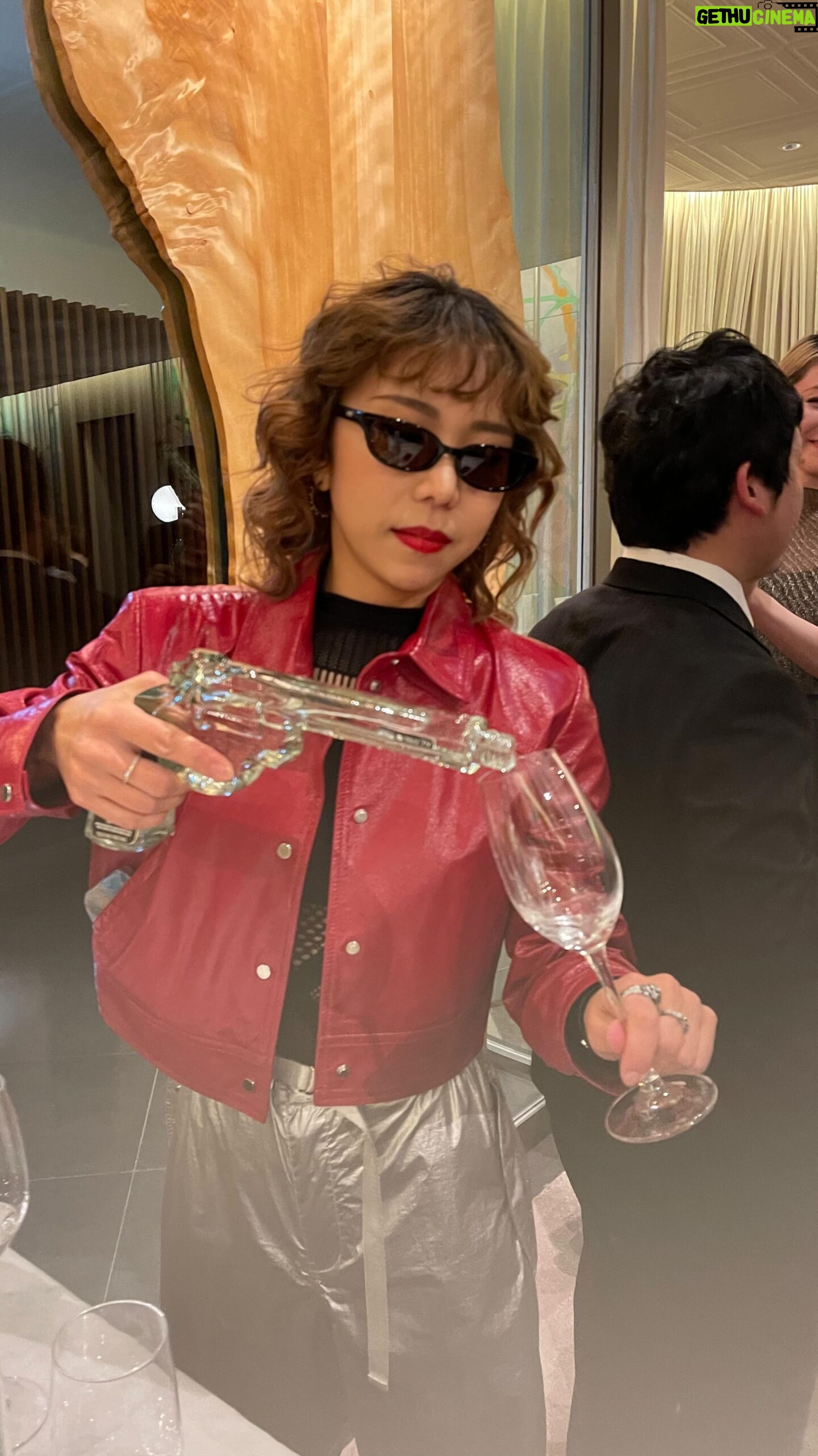 Sarasa - 1.6K Likes - At home on my Tequila ishhhh! テキーラ😂 『 #はじめてのテキーラの教科書 』にて「テキーラ業界を支える人達」の一人として、私もインタビューに参加させていただいてます✌️😭著者の目時さん @yumi_metoki は約90ヶ所のテキーラ蒸留所を訪問したことがあるテキーラの大ベテランで、この本はまさに彼女の情熱の結晶です。発売前の重版が決定したり、全国の図書館でも採用されたらしく、まさに永久保存版。テキーラの魅力を基本から楽しく知りたいなら、購入するべき!
テキーラは香りも味も力強いので、飲んだ時にその時の思い出が脳裏に刻み込まれることが多々あります。やはり蒸留所で製造者の一途な姿を拝見しながら飲むテキーラは、私にとってインパクトが強く、何年経ってもそのブランドを口にして目を閉じるとそこにタイムスリップしてしまうほどです。
『はじめてのテキーラの教科書』も読んだら、目時さんと行ったメキシコの蒸留所とそのホテルの思い出が蘇りました。本当におめでとうございます。この素晴らしい本を作ってくれて、心から感謝しています。これからもっとテキーラの魅力が皆さんに知れ渡りますように。
『はじめてのテキーラの教科書』
購入はこちらから:Amazon → はじめてのテキーラの教科書
SUPER HUMBLED! I had the honor of participating in an interview as one of the “people supporting the tequila industry.” on “The Beginner’s Tequila Textbook” ✌️😭 The author, Yumi, is a seasoned veteran of the tequila world, having visited around 90 tequila distilleries. This book is truly the crystallization of her passion.
Tequila often carves memories into my mind when I drink it, perhaps to it , with its strong aroma and flavor. Watching the dedication of the distillers first hand, has always left a profound impact on me, and even after many years, a sip of that particular tequila brand can transport me back in time in Mexico.
After reading “The Beginner’s Tequila Textbook,” memories of the distilleries and hotels in Mexico that I visited with Ms. Me toki came flooding back. Congratulations on creating this wonderful book.
#tequila #テキーラ #tequilabar #tequilas #patrontequila #tequilatuesday #tequilalover #tequilacocktails #claseazul #テキーラマエストロがいるお店 #dj #djlife #djing #djstyle