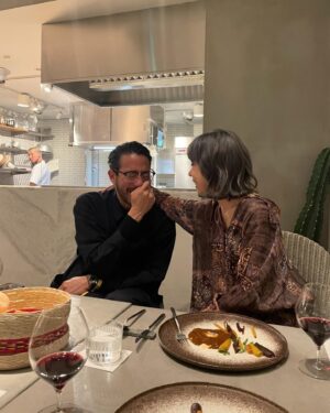 Sarasa Instagram - 【大切なお知らせ】この度、愛情を込めて育ててきたメキシカンレストラン @rubia_tokyo と2Fのミクソロジーバー @tahona_tokyo を売却致しました😌 なんと、魅力を感じてくださった方が現れ、1月末にその方へお譲り致しました✨ 長い休暇をとっていた為、発表が遅くなり、申し訳ございません🙏😝

この決断は私の人生における新たな挑戦であり、音楽活動に注力するための重要な決定です。

3年前にコロナの中で立ち上げたRUBIA & TAHONAは、日本でまだ見られなかった「メキシカンファインダイニング」に注目し、日本人独自の目線で皆さんに体験してもらおうとしたした結果、たったの1年でその斬新さと魅力が世界中から認識され、 色々な雑誌に取り上げられ、オープンして間もないにも関わらず、日本で最も歴史のあるグルメガイド「東京最高のレストラン2022」にも選抜されました。世界中から多くの賞賛を受けてこれたのも、スタッフの皆様の情熱と努力の賜物であり、誇りに思います。

また本プロジェクトをやった事で、色々な事をあらゆる角度から考え、音楽だけやっていたら習得できなかったであろうスキルも沢山習得できました（見ての通り😂） 。

そして、オープンしなかったら出会えなかった素晴らしい常連の皆様との絆は、私にとって永遠の宝物です。皆様へのご連絡が個別になかったことをお詫び申し上げます。でもご安心ください！RUBIA & TAHONAは新オーナーのもと、現在も同じコンセプトや季節のメニューで営業中です。
@casadesarasa はサラサがまだオーナーです。ややこしくてすみません！

そして、精神的にもかなり鍛えあげられた私は、再びSARASAとしてDJ活動に専念し、新たな可能性を追求していきます。全国や海外のイベントに参加し、新たな未来へのスタートを切る準備が整いました。自由に身を委ね、さらに素晴らしい音楽を届けるために全国の皆様へ会いに行きたいと思います。  Booking受付開始いたします！ DMもしくは、 djsarasaguestlist@gmail.com までメールください。 
🥺最後に🥺RUBIAとTAHONAを訪れてくれた皆さんへ：ルビアでの素敵な思い出をお聞かせください🙏