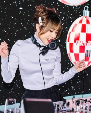 Sarasa Instagram - #PRADA 宮下パークで行われた #PRADAHoliday の招待制イベントにて。ホリデー気分の音楽と共に美味しいカクテルを片手にショッピング♪ @prada 👜🎄 お陰様で今年のホリデーシーズンはラグジュアリーなタッチでスタートできました。さて、12月は誕生月❣️🎂なので、今日からしばらくアフリカ (ガーナ)行ってきます〜！ストーリーで随時アップしますので、お楽しみに！DJing this holiday season away in style with a touch of luxury by #PRADA🎄✨ Just unwrapped my #PradaHoliday essentials and I'm ready to sleigh all day.  By the way I’m now at Narita Airport going to Ghana for my Birthday!! Check me out on my stories as I explore Africa‼️
