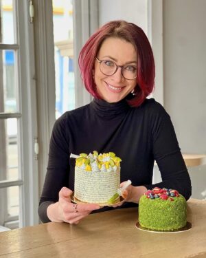 Šárka Divácká Instagram - 1.MÁJ, LÁSKY ČAS ❤️
Naši milí polní i ti přespolní. Máme pro vás novinku, která je každý rok stejná. A čeho, že se tento OXYMORON (chápej protimluv) týká? 🙀 No přece, OTEVÍRACÍ DOBY na 1.máje. 😃✨A ta je každý rok stejná. Otevřeno BUDE, a to od 10:00 do 20:00. Sorrýčko je totiž takový „nonstopáč“. 🤓A to je TAUTOLOGIE (chápej pravdivé tvrzení) jak vyšitá. Výběr fotografií je čistě náhodný, co nám přišlo pod ruku a do trouby. ❤️👍#budemesetesit #sorrypecemejinak #dorty #brno #brnocity #pastry #pastrychef #kamnavylet #statnisvatek #mirrorglazecake #mirrorglaze