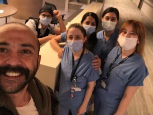 Sarp Akkaya Instagram - Başta bütün hemşirelerin, sonra da 3 ay evvel bana 3 gün önce Sinem’e büyük bir özveri ve güler yüzle bakan, yardımcı olan 5. Kat hemşirelerinin #dünyahemşirelergünü kutlarım 🎈
