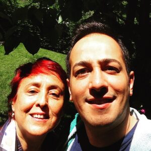 Sarp Apak Instagram - Canımın içi,bi tanem hocam.iyi ki varsın,dün de doğum günüydü annemin,yıllardır tek hediyeyle hallediorm bu güzel günü 😛 lol (dişlerim nerde?)