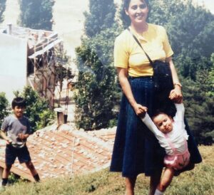 Sarp Apak Instagram - Canım annem,biricik hocam.nice anneler günlerine inşallah.2 tane mikrobu ne güzel büyüttün.(arkadaki ben )bütün annelerin ellerinden öpüyorum 🙏🏼❤️