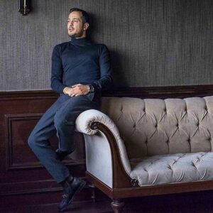 Sarp Apak Instagram - GQ çekiminden bi kare,ocak sayısında röportajım var.(üzerimdeki kıyafetlerin parasına inanamadım kdhdkd..zaten hemen aldılar benden 😶)