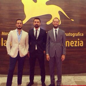 Sarp Apak Instagram - Venedik film festivaline kağan müjdeciye destek için geldik #sivas filmi harikaydı.buralar süper :D #damattween e bizi şıkırdım yaptığı için çok teşekkürler,olaylara karışmıyoruz 🎈 @nilgunbodur