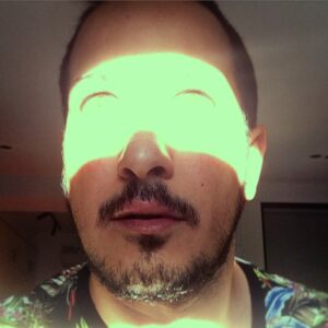 Sarp Apak Instagram - Kusura bakma anne..gezegenin bana ihtiyacı var.bi sorun var biliyorum..örümcek hislerim gıpraştı. 🌏