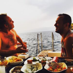 Sarp Apak Instagram - Usta komedyen yine formunda.espirileri,doğaçlamaları ve düzgün fiziğiyle yürek hoplattı