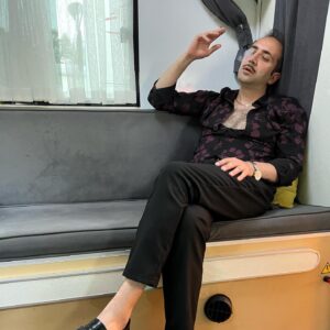 Sarp Bozkurt Instagram - Arifçe… Seni çok sevdim 🫶🏼 Senin bu pisliğinin altındaki aşkını asla anlamadım shdjshd Seninle çok uyuştuk be Arif. Bazen diyorum ki acaba bi şekilde Arif başka bir dünyada, başka bir şekilde devam mı etse yaşamaya… Sonra diyorum ki tadında mı bırakmak doğru ♥️ Ve size çok teşekkür ederim Arif’i sevdiğiniz, çoğu zaman da katlandığınız için. Bu dizide emeği geçen heeeeer kişiye teker teker teşekkür ederim. Herkesin Arif’te emeği var 😢 Başka yolculuklarda karşılaşırız ✌🏼 Bay bay canım 🫶🏼