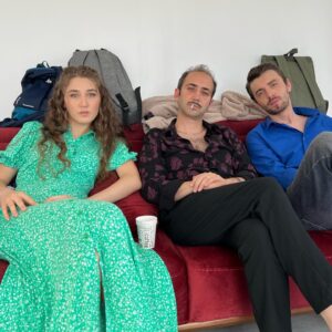 Sarp Bozkurt Instagram - Arifçe… Seni çok sevdim 🫶🏼 Senin bu pisliğinin altındaki aşkını asla anlamadım shdjshd Seninle çok uyuştuk be Arif. Bazen diyorum ki acaba bi şekilde Arif başka bir dünyada, başka bir şekilde devam mı etse yaşamaya… Sonra diyorum ki tadında mı bırakmak doğru ♥️ Ve size çok teşekkür ederim Arif’i sevdiğiniz, çoğu zaman da katlandığınız için. Bu dizide emeği geçen heeeeer kişiye teker teker teşekkür ederim. Herkesin Arif’te emeği var 😢 Başka yolculuklarda karşılaşırız ✌🏼 Bay bay canım 🫶🏼