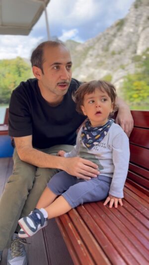 Sarp Bozkurt Instagram - Meraklı olmanı çok seviyorum… Seni çok seviyoruz oğlum, hayatın boyunca unutma 🥹♥️