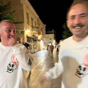 Sarp Bozkurt Instagram - Arifçe… Seni çok sevdim 🫶🏼 Senin bu pisliğinin altındaki aşkını asla anlamadım shdjshd Seninle çok uyuştuk be Arif. Bazen diyorum ki acaba bi şekilde Arif başka bir dünyada, başka bir şekilde devam mı etse yaşamaya… Sonra diyorum ki tadında mı bırakmak doğru ♥️ Ve size çok teşekkür ederim Arif’i sevdiğiniz, çoğu zaman da katlandığınız için. Bu dizide emeği geçen heeeeer kişiye teker teker teşekkür ederim. Herkesin Arif’te emeği var 😢 Başka yolculuklarda karşılaşırız ✌🏼 Bay bay canım 🫶🏼