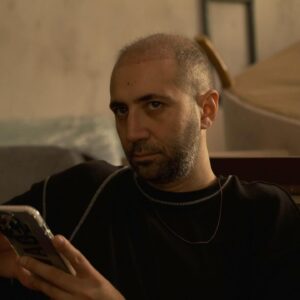 Sarp Bozkurt Instagram - Dudağımı yerken ağzımın aldığı garip şekiller çok garip.
Biz bu aralar biraz prova yapıyoruz #münasebetsiz için. Aşırı yakında karşınıza çıkacağız 🥹♥️ Neyse ki @samiaksu7 var da fotoğrafımız falan var provalardan 😘