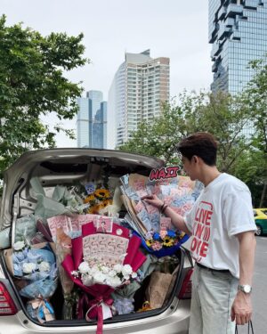 Sarunsathorn Tanawatcharawat Instagram - ขอบคุณณณณค้าบ🙏🏻❤️เจอกันในรอบหลายเดือนคิดถึงกันสุดเป็นกำลังใจให้ผมเสมอ น่ารักที่สุดเลยครับ🥰
#ไฮด์ #Haii
#ไฮด์ศรุญสธร #Haiisarunsathorn 
#liveinlovetheseries 
#รักผ่านไลฟ์เดอะซีรีส์ 
#บรวงสรวงรักผ่านไลฟ์เดอะซีรี่ย์