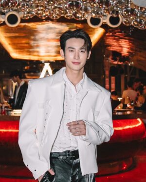 Sarunsathorn Tanawatcharawat Instagram - Congratulations to the newest rooftop in Bangkok! 

#AkaraSkyHanuman
#BestRooftopbarBangkok
#HennessyTH