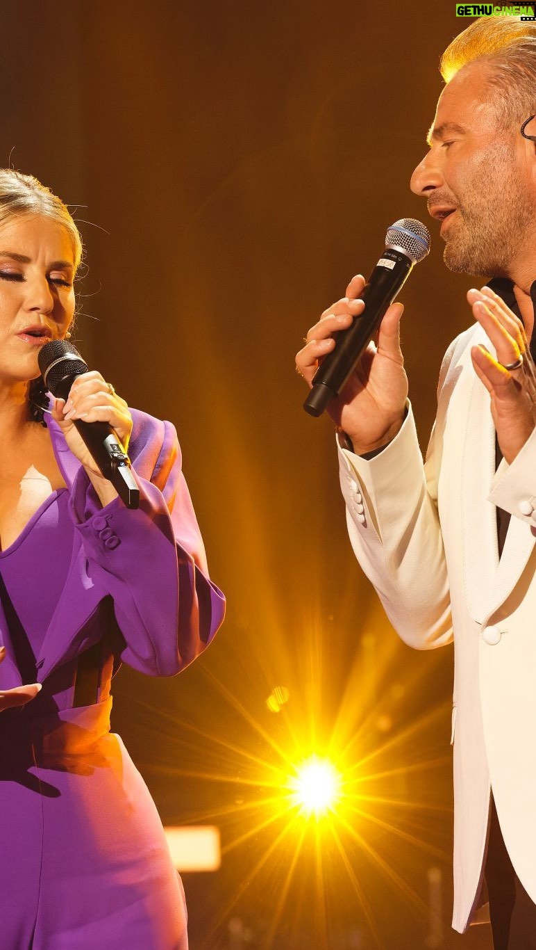 Sasha - 2.5K Likes - Kleiner Throwback zu diesem magischen Moment mit dir @beatrice_egli_offiziell auf deiner Bühne am Samstag🥰
Unser schönes Duett von Radio gab mir echte Gänsehaut 🤍 Euch auch?
Die ganze Performance könnt ihr euch natürlich in der ARD Mediathek anschauen. Link in der Story!
#Sasha #radio #beatriceegli