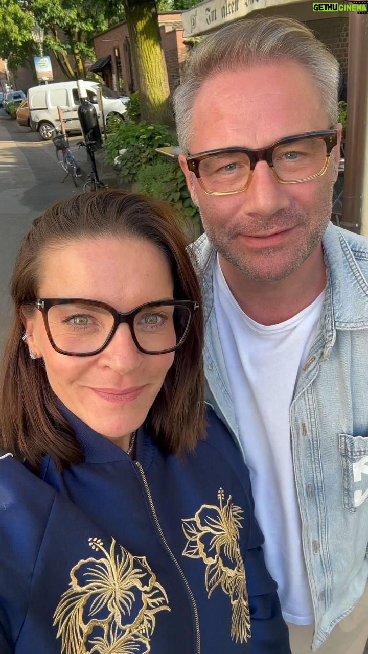 Sasha - 4.2K Likes - 05 Aperol im Bällebad
Ein Gläschen hier, ein Sektchen da – ist es Eltern gegönnt, neben den spielenden Kindern Alkohol zu trinken? Sascha und Julia sagen ganz klar: Ja. Aber was macht das mit den Kids? Und was ist mit „Kinderschnaps“ beim Griechen? Ist Kindersekt aus kleinen Flöten in Ordnung oder fällt das unter frühkindliche Alkoholerziehung? Julia hat dazu ein gutes Aufweck-Video aus Dänemark gesehen – und beide wissen von früher, dass der Schnuller auch mal kurz in Rum getunkt wurde, damit das Kind ruhiger wird. Außerdem: Aus verbalem Tennis soll jetzt ein richtiger Ballwechsel werden und Otto hatte sein erstes Tennistraining und unfassbar stolze Eltern.
JETZT ÜBERALL WO ES PODCASTS GIBT!