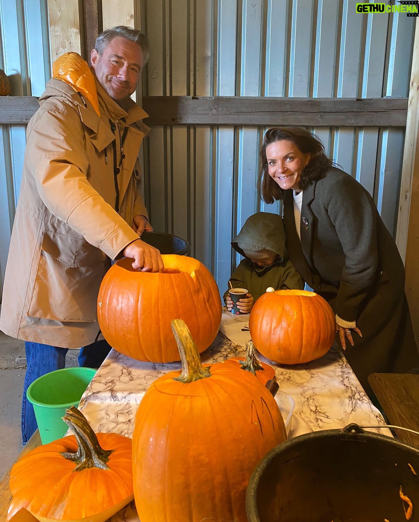 Sasha - 2.2K Likes - Welcome Herbst 🍁🎃
#familyday #kürbis #schnitzen #welovesundays