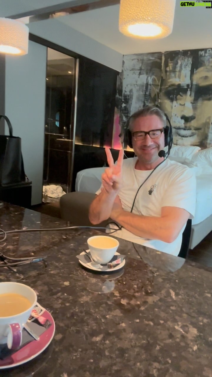 Sasha - 3.2K Likes - Es ist Donnerstag und Zeit für eine neue Folge „Elternabend“ . Heute geht es um Julias „Lieblingsthema“… Schule!
Hier ein kleiner Einblick in die Aufnahmesession aus dem Savoy Hotel in Köln! Wer weiter hören möchte… AB JETZT ÜBERALL WO ES PODCASTS GIBT… und natürlich bei RTL
Folgenbeachreibung:
Julia und Sasha machen sich Gedanken: wie wird das, wenn Otto in einem Jahr eingeschult wird? Welche Schule wird die Beste für ihn sein, wie werden ihn die anderen Kinder behandeln? Über diesen Austausch kommen die Beiden auf ihre eigene Schulzeit zu sprechen, auf das, was sie gern mochten, was sie verstörend fanden und was sich ändern sollte. Und es geht um das, was vielleicht nur ein Traum bleibt: in ein Land auszuwandern, das ihnen ermöglicht weiter ein selbstbestimmtes Leben zu führen, weil homeschooling erlaubt ist.
machen sich Gedanken: wie wird das, wenn Otto in einem Jahr eingeschult wird? Welche Schule wird die Beste für ihn sein, wie werden ihn die anderen Kinder behandeln? Über diesen Austausch kommen die Beiden auf ihre eigene Schulzeit zu sprechen, auf das, was sie gern mochten, was sie verstörend fanden und was sich ändern sollte. Und es geht um das, was vielleicht nur ein Traum bleibt: in ein Land auszuwandern, das ihnen ermöglicht weiter ein selbstbestimmtes Leben zu führen, weil homeschooling erlaubt ist.
#elternabend #podcast #rtlpluspodcast