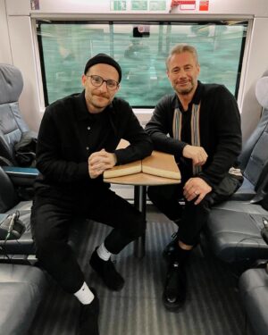 Sasha Instagram - Heute hatte ich mal eine aufregendere Zugfahrt als sonst, denn mein lieber Freund @sebastianmerget und ich haben uns ein bisschen verratscht. 😅

Ich erzähle übers älter werden und wie es ist Vater zu sein, aber auch vom Showgeschäft und dem Ursprung von Dick Brave. Hört doch mal rein 😊