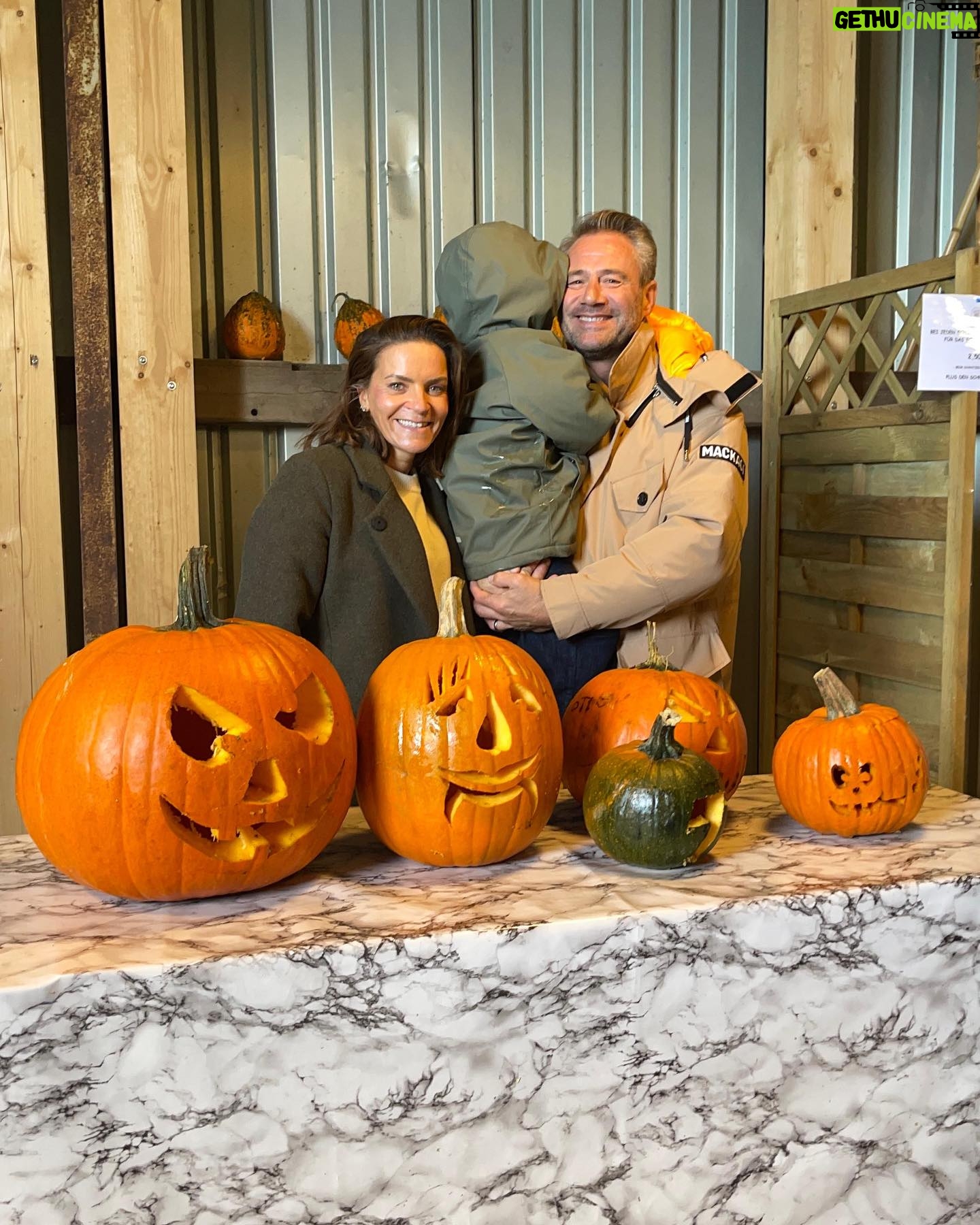 Sasha - 2.2K Likes - Welcome Herbst 🍁🎃
#familyday #kürbis #schnitzen #welovesundays