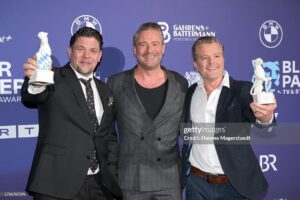 Sasha Instagram - HERZLICHEN GLÜCKWUNSCH nochmal lieber @andredietz und @timmaelzer_official 

Es war mir eine große Freude und Ehre euch gestern den blauen Panther für euer Herzensprojekt „zum Schwarzwälder Hirsch“ zu überreichen❤️Danke daß ihr uns auf diese Reise mitgenommen habt und Alternativen und Möglichkeiten für Menschen mit Down Syndrom aufzeigt, die jenseits der Behindertenwerkstatt stattfinden können.Ein ernstes Thema auf emotionale aber auch unterhaltsame Weise aufbereitet und dafür zurecht ausgezeichnet!👍🏼🙏🏼💯