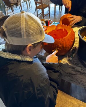Sasha Instagram - Welcome Herbst 🍁🎃

#familyday #kürbis #schnitzen #welovesundays