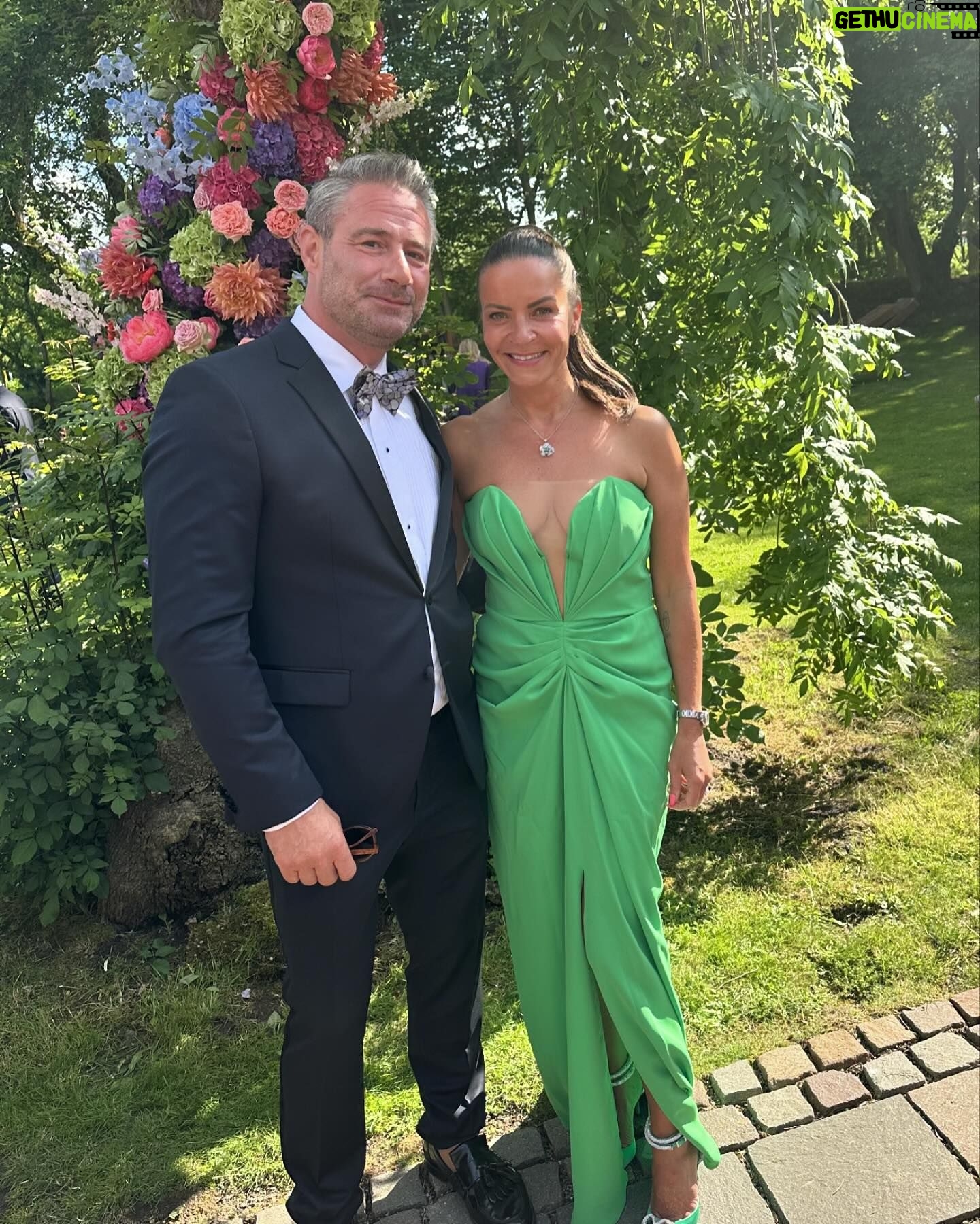 Sasha - 1.7K Likes - Die achte Folge „ELTERNABEND - zwischen Wein und Wahnsinn“ passend zur ewigen Liebe und zum Thema Heirat… denn die sollte ja bekanntlich am besten ewig halten… daher gibt’s heute das Thema:
08 Liebe, Haube, Hoffnung
Wie gesagt: Heute geht`s ums Heiraten! Ja, es werden noch Hochzeiten gefeiert - nicht nur Scheidungspartys! Warum wollte Sasha nie heiraten und hat`s dann doch getan? Es geht ums Schickmachen, Dresscodes, Gästelisten und Saschas Antrag in Unterhosen. Und um Busengrapscher der Braut. Von analogen Sitzordnungen und bescheuerten Gästen - Julia und Sasha teilen ihre gesammelten Hochzeitserfahrungen mit uns!
By the way: Sasha könnte als Wedding-Singer Karriere machen, er hat nicht nur bei Heidi Klum und Chris Tall gesungen, sondern auch auf der Hochzeit von Pink! Übrigens: Sasha will bald Julias Nachnamen annehmen, um seinen Doppelnamen endlich loszuwerden und dann gibt’s von Julia prompt den Antrag! Wie romantisch!!
TUNE IN!
BEI RTL UND ÜBERALL WO ES PODCASTS GIBT!!!
#heiraten #podcast #elternabend #sasha #julia #rtl
@radiographia
@elternabend.official.podcast
@rtlplus_podcasts