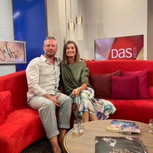 Sasha Instagram - Danke @inka_schneider und @ndr.de für den schönen Abend bei DAS! gestern 🫶🏻

Die erste 9 Lives Performance im Fernsehen mit @chrisvegaofficial und einen echt bequemen Platz auf dem Roten Sofa… besser gehts doch nicht😙

Das ganze Interview könnt ihr euch nochmal online anschauen, Link in Bio. 

#Sasha #9Lives #ndrdas!
