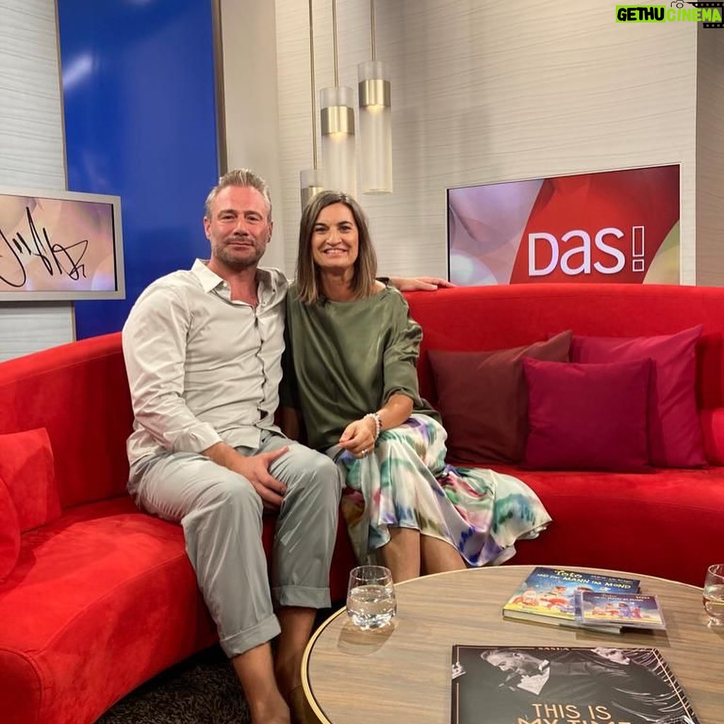 Sasha - 1.7K Likes - Danke @inka_schneider und @ndr.de für den schönen Abend bei DAS! gestern 🫶🏻
Die erste 9 Lives Performance im Fernsehen mit @chrisvegaofficial und einen echt bequemen Platz auf dem Roten Sofa… besser gehts doch nicht😙
Das ganze Interview könnt ihr euch nochmal online anschauen, Link in Bio.
#Sasha #9Lives #ndrdas!