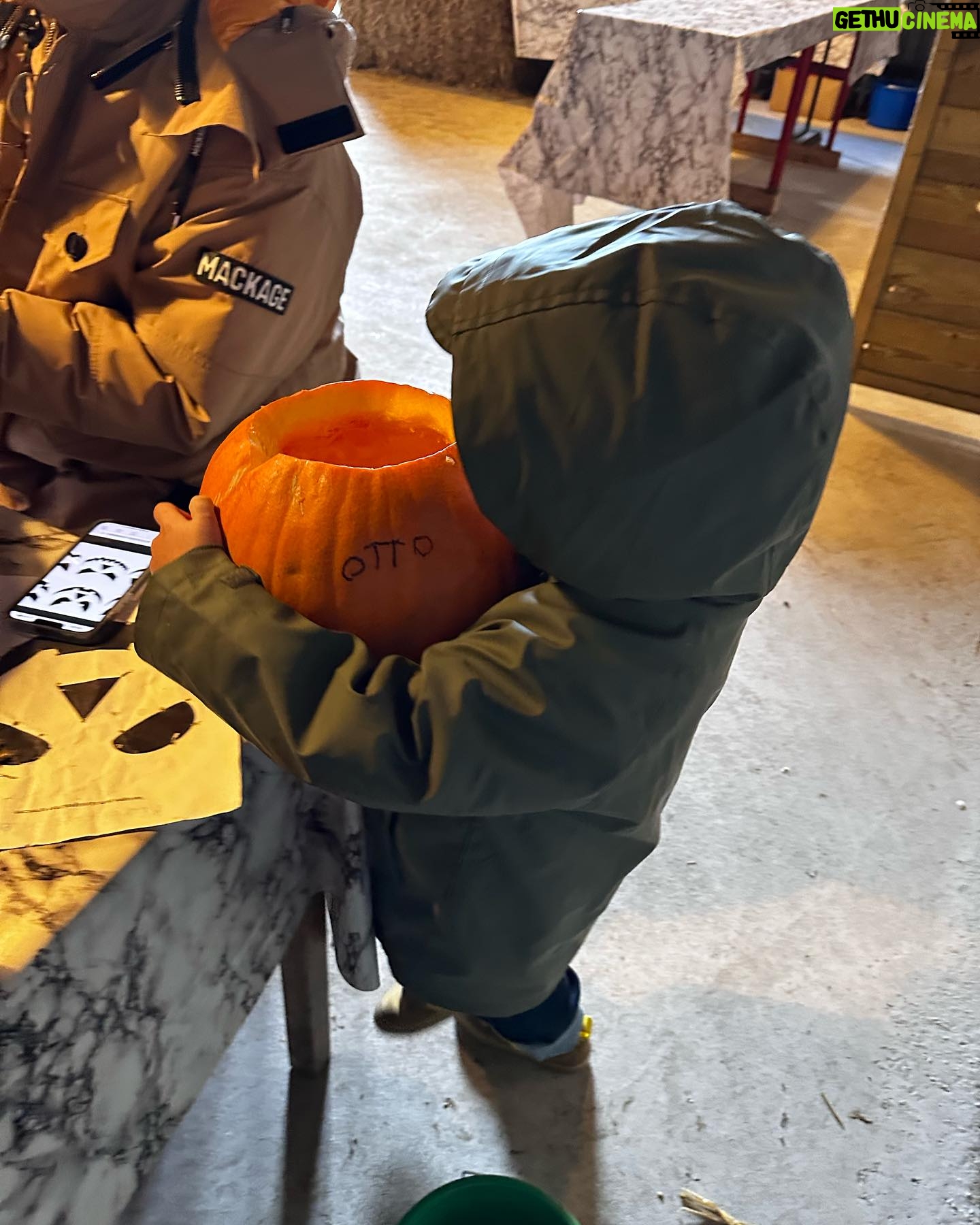 Sasha - 2.2K Likes - Welcome Herbst 🍁🎃
#familyday #kürbis #schnitzen #welovesundays