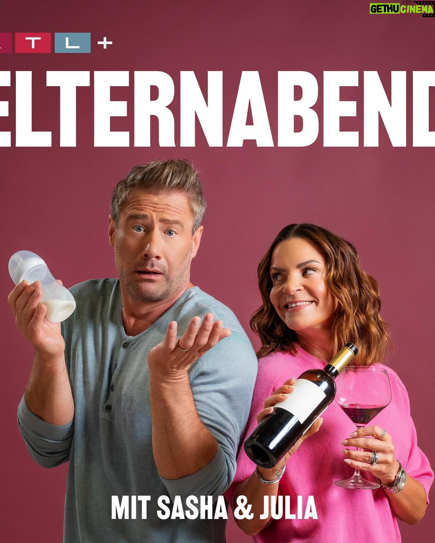 Sasha - 1.7K Likes - Die achte Folge „ELTERNABEND - zwischen Wein und Wahnsinn“ passend zur ewigen Liebe und zum Thema Heirat… denn die sollte ja bekanntlich am besten ewig halten… daher gibt’s heute das Thema:
08 Liebe, Haube, Hoffnung
Wie gesagt: Heute geht`s ums Heiraten! Ja, es werden noch Hochzeiten gefeiert - nicht nur Scheidungspartys! Warum wollte Sasha nie heiraten und hat`s dann doch getan? Es geht ums Schickmachen, Dresscodes, Gästelisten und Saschas Antrag in Unterhosen. Und um Busengrapscher der Braut. Von analogen Sitzordnungen und bescheuerten Gästen - Julia und Sasha teilen ihre gesammelten Hochzeitserfahrungen mit uns!
By the way: Sasha könnte als Wedding-Singer Karriere machen, er hat nicht nur bei Heidi Klum und Chris Tall gesungen, sondern auch auf der Hochzeit von Pink! Übrigens: Sasha will bald Julias Nachnamen annehmen, um seinen Doppelnamen endlich loszuwerden und dann gibt’s von Julia prompt den Antrag! Wie romantisch!!
TUNE IN!
BEI RTL UND ÜBERALL WO ES PODCASTS GIBT!!!
#heiraten #podcast #elternabend #sasha #julia #rtl
@radiographia
@elternabend.official.podcast
@rtlplus_podcasts