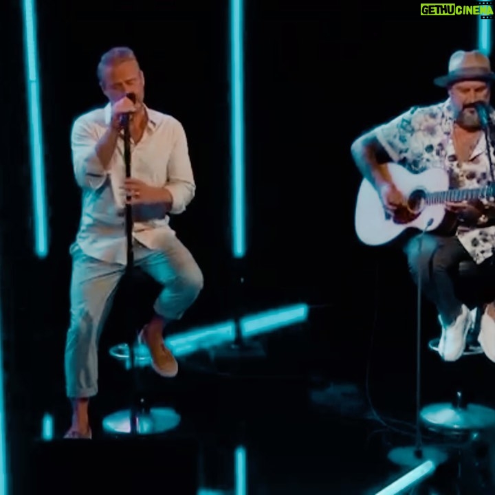 Sasha - 1.7K Likes - Danke @inka_schneider und @ndr.de für den schönen Abend bei DAS! gestern 🫶🏻
Die erste 9 Lives Performance im Fernsehen mit @chrisvegaofficial und einen echt bequemen Platz auf dem Roten Sofa… besser gehts doch nicht😙
Das ganze Interview könnt ihr euch nochmal online anschauen, Link in Bio.
#Sasha #9Lives #ndrdas!