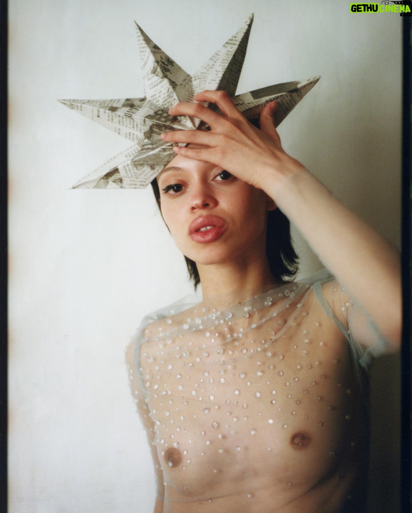 Sasha Frolova - 1.1K Likes - The process from finish to start. Eloisa in a crown I made from a corn flakes cereal box.
Photos for @tylermcgillivary FW23š
Shout out to Lady Liberty (my forever inspiration) for holding down the fort. And @myowncolorlab for being a true sanctuary for darkroom enthusiasts.