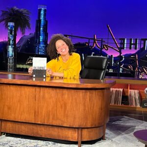 Sasha Hutchings Instagram - TONIGHT 🌽🌚🌾 10.4.22 
12:35AM EST/PST

@oklahomabway 
@latelateshow

I sincerely hope the nice man who told me @j_corden isn’t precious about the desk was telling the truth cus ya girl got #cozy☺️