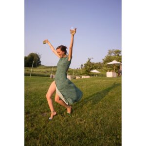 Sasha Sagan Instagram - Last Saturday at my beloved @jessicaethjacobson’s unbelievably beautiful, unspeakably fun wedding to @jonfjacobson, @madeandcrafted captured my truest self: the eager helper in impractical shoes who is SO EXCITED to have been asked to bring whiskeys to the bride and groom during picture time 🤗♥️