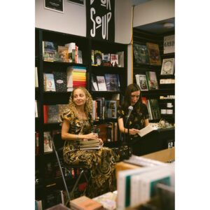 Sasha Sagan Instagram - There are no words for how much I adore this woman, such a dear friend and one of the most fun people on earth to talk with about anything under the sun. Nicole, you were so wonderful and I was frankly overwhelmed by all the lovely things you said about the book — as evidenced by my facial expression in that second picture. Thank you, @nicolerichie for the most fun evening and the most interesting discussion. Can’t wait for our next one, even if it’s not in front of a room full of people at one of our very favorite bookshops.  #forsmallcreaturessuchaswe