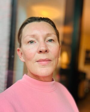 Saskia Noort Instagram - Vandaag is No Make Up Day, en de dag dat de No Make Up @linda in de winkels ligt. Eerlijk gezegd draag ik zelden make up, tenzij ik een avond uit ga of op de foto moet. En de keren dat ik een liefde ontmoette, was dat vaak in joggingpak, make uploos en daardoor totaal mezelf. Zo fijn als ik het vind om onzichtbaar in mn schrijverskloffie door de stad te scharrelen, zo fijn vind het om zo nu dan de totaalvamplook uit de kast te trekken. Ik vind hier zonder make up op de foto gaan dan ook niet eng, stoer, of dapper van mezelf, maar doodnormaal.  Het zou zo mooi zijn als onze dochters en alle jonge vrouwen dat ook vonden. Met of zonder, puurheid, verzorging, schoonheid of zelfs sexyness zit m niet in wat je op je gezicht smeert, maar in je zelfvertrouwen, energie en persoonlijkheid. #nomakeupday