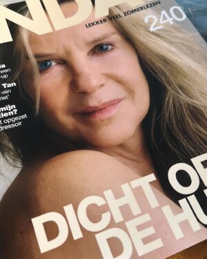 Saskia Noort Instagram - Vandaag is No Make Up Day, en de dag dat de No Make Up @linda in de winkels ligt. Eerlijk gezegd draag ik zelden make up, tenzij ik een avond uit ga of op de foto moet. En de keren dat ik een liefde ontmoette, was dat vaak in joggingpak, make uploos en daardoor totaal mezelf. Zo fijn als ik het vind om onzichtbaar in mn schrijverskloffie door de stad te scharrelen, zo fijn vind het om zo nu dan de totaalvamplook uit de kast te trekken. Ik vind hier zonder make up op de foto gaan dan ook niet eng, stoer, of dapper van mezelf, maar doodnormaal.  Het zou zo mooi zijn als onze dochters en alle jonge vrouwen dat ook vonden. Met of zonder, puurheid, verzorging, schoonheid of zelfs sexyness zit m niet in wat je op je gezicht smeert, maar in je zelfvertrouwen, energie en persoonlijkheid. #nomakeupday
