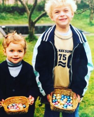 Saskia Noort Instagram - Hoera voor mijn lieve, prachtige zoon, die vandaag 31 jaar geleden onze levens meer kleur en liefde gaf. Mijn grote rots én trots @mathieuschellekens.art ❤️