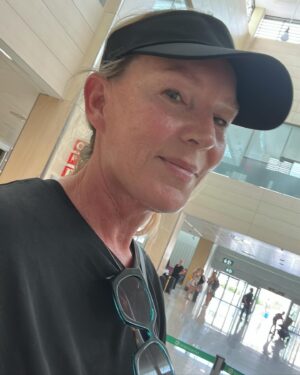 Saskia Noort Instagram - Vandaag is No Make Up Day, en de dag dat de No Make Up @linda in de winkels ligt. Eerlijk gezegd draag ik zelden make up, tenzij ik een avond uit ga of op de foto moet. En de keren dat ik een liefde ontmoette, was dat vaak in joggingpak, make uploos en daardoor totaal mezelf. Zo fijn als ik het vind om onzichtbaar in mn schrijverskloffie door de stad te scharrelen, zo fijn vind het om zo nu dan de totaalvamplook uit de kast te trekken. Ik vind hier zonder make up op de foto gaan dan ook niet eng, stoer, of dapper van mezelf, maar doodnormaal.  Het zou zo mooi zijn als onze dochters en alle jonge vrouwen dat ook vonden. Met of zonder, puurheid, verzorging, schoonheid of zelfs sexyness zit m niet in wat je op je gezicht smeert, maar in je zelfvertrouwen, energie en persoonlijkheid. #nomakeupday