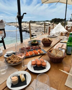 Saskia Noort Instagram - Ibiza with the five (former) singles and the flu #maydump