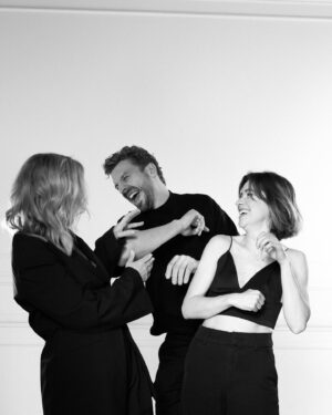 Saskia Noort Instagram - 20 jaar schrijven, 31 jaar moeder, als kers op mijn al hele rijkversierde taart,  dit interview en deze shoot doen met mijn talentvolle kinderen was een groot feest. Ik deed een theatervoorstelling met @julietzegt, nu een boek met @mathieuschellekens.art, het zal wel nepo zijn, maar ze hebben eerst alles op eigen kracht gedaan. Foto’s @lindastulic make up @biancafabrie zie link in bio