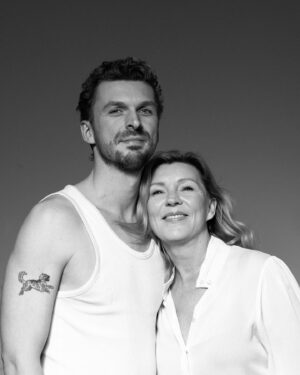 Saskia Noort Instagram - 20 jaar schrijven, 31 jaar moeder, als kers op mijn al hele rijkversierde taart,  dit interview en deze shoot doen met mijn talentvolle kinderen was een groot feest. Ik deed een theatervoorstelling met @julietzegt, nu een boek met @mathieuschellekens.art, het zal wel nepo zijn, maar ze hebben eerst alles op eigen kracht gedaan. Foto’s @lindastulic make up @biancafabrie zie link in bio