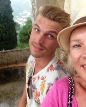 Saskia Noort Instagram - Hoera voor mijn lieve, prachtige zoon, die vandaag 31 jaar geleden onze levens meer kleur en liefde gaf. Mijn grote rots én trots @mathieuschellekens.art ❤️