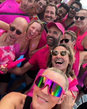 Saskia Noort Instagram - Wat een fantastische dag vol liefde! Zo goed en heerlijk je te realiseren dat de goede, positieve mensen met open harten en open geesten met meer zijn! Dat je weer vertrouwen kunt hebben in de toekomst, in de mensheid en in de vrijheid. Love al deze mensen met een piemel of kut! ❤️❤️❤️❤️ @netzo_volleyball @jorritjelle